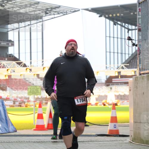 08.12.2024 - St. Pauli X-Mass-Run No. 14 H.Heesch http://msf.ph/oto/7498687 08.12.2024 10:02:17 Ziel 86, 1751, 2302, 2361, 2362, 2826, 2833, 3093, 1784, 2817, 2965, 3304 meine-sportfotos.de