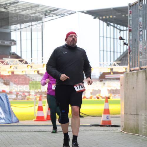 08.12.2024 - St. Pauli X-Mass-Run No. 14 H.Heesch http://msf.ph/oto/7498704 08.12.2024 10:02:17 Ziel 86, 1751, 2302, 2361, 2362, 2826, 2833, 3093, 1784, 2817, 2965, 3304 meine-sportfotos.de