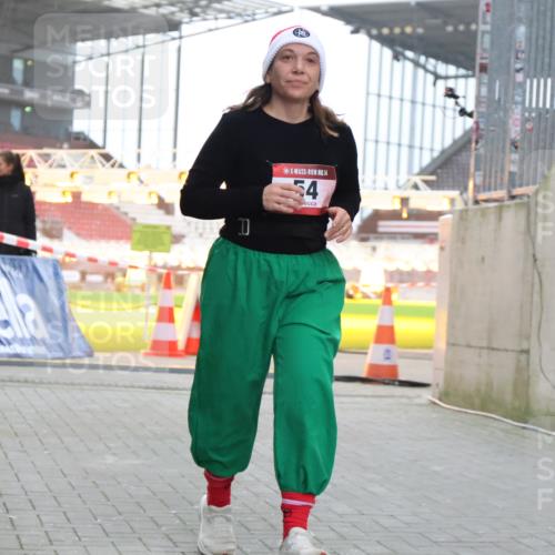 08.12.2024 - St. Pauli X-Mass-Run No. 14 H.Heesch http://msf.ph/oto/7498708 08.12.2024 10:09:04 Ziel 23, 54, 136, 292, 301, 436, 449, 451, 731, 1167, 1183, 1310, 1952, 1961, 2753, 54 meine-sportfotos.de