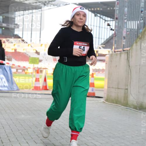 08.12.2024 - St. Pauli X-Mass-Run No. 14 H.Heesch http://msf.ph/oto/7498717 08.12.2024 10:09:04 Ziel 23, 54, 136, 292, 301, 436, 449, 451, 731, 1167, 1183, 1310, 1952, 1961, 2753, 54 meine-sportfotos.de