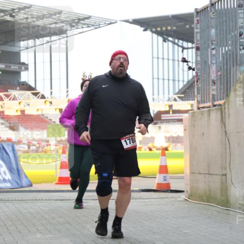 08.12.2024 - St. Pauli X-Mass-Run No. 14 H.Heesch http://msf.ph/oto/7498741 08.12.2024 10:02:17 Ziel 86, 1751, 2302, 2361, 2362, 2826, 2833, 3093, 1784, 2817, 2965, 3304 meine-sportfotos.de