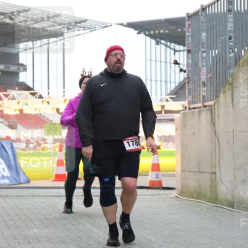 08.12.2024 - St. Pauli X-Mass-Run No. 14 H.Heesch http://msf.ph/oto/7498756 08.12.2024 10:02:18 Ziel 86, 1751, 2302, 2361, 2362, 2826, 2833, 3093, 1784, 2817, 2965, 3304 meine-sportfotos.de