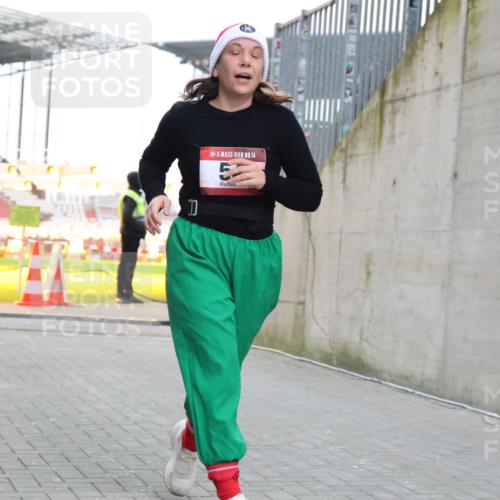 08.12.2024 - St. Pauli X-Mass-Run No. 14 H.Heesch http://msf.ph/oto/7498761 08.12.2024 10:09:04 Ziel 23, 54, 136, 292, 301, 436, 449, 451, 731, 1167, 1183, 1310, 1952, 1961, 2753, 54 meine-sportfotos.de