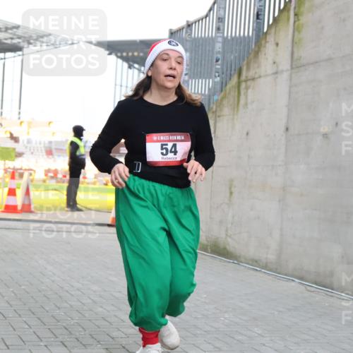 08.12.2024 - St. Pauli X-Mass-Run No. 14 H.Heesch http://msf.ph/oto/7498772 08.12.2024 10:09:04 Ziel 23, 54, 136, 292, 301, 436, 449, 451, 731, 1167, 1183, 1310, 1952, 1961, 2753, 54 meine-sportfotos.de