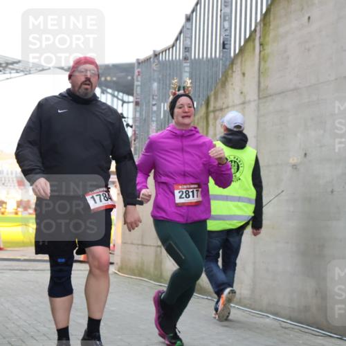 08.12.2024 - St. Pauli X-Mass-Run No. 14 H.Heesch http://msf.ph/oto/7498812 08.12.2024 10:02:19 Ziel 86, 1751, 2302, 2361, 2362, 2817, 2826, 2833, 3093, 1784, 2817, 2965, 3304 meine-sportfotos.de