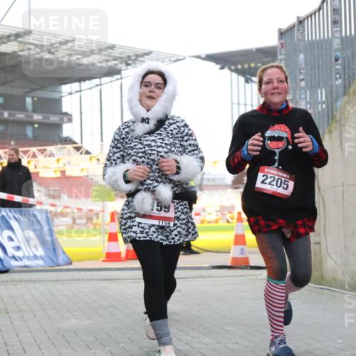 08.12.2024 - St. Pauli X-Mass-Run No. 14 H.Heesch http://msf.ph/oto/7498920 08.12.2024 10:09:16 Ziel 54, 930, 1159, 2205, 325, 930, 1156, 1159, 2205 meine-sportfotos.de
