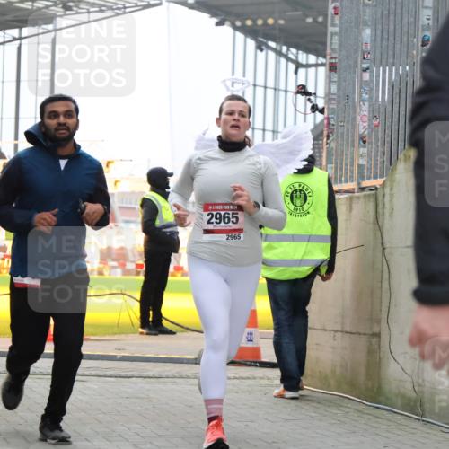 08.12.2024 - St. Pauli X-Mass-Run No. 14 H.Heesch http://msf.ph/oto/7498924 08.12.2024 10:02:22 Ziel 86, 2302, 2361, 2362, 2817, 2826, 2965, 3093, 1784, 2780, 2965, 3304 meine-sportfotos.de