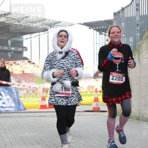 08.12.2024 - St. Pauli X-Mass-Run No. 14 H.Heesch http://msf.ph/oto/7498926 08.12.2024 10:09:16 Ziel 54, 930, 1159, 2205, 325, 930, 1156, 1159, 2205 meine-sportfotos.de