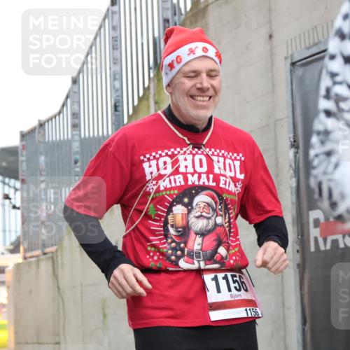 08.12.2024 - St. Pauli X-Mass-Run No. 14 H.Heesch http://msf.ph/oto/7499011 08.12.2024 10:09:18 Ziel 54, 930, 1156, 1159, 2205, 325, 1156, 1159 meine-sportfotos.de