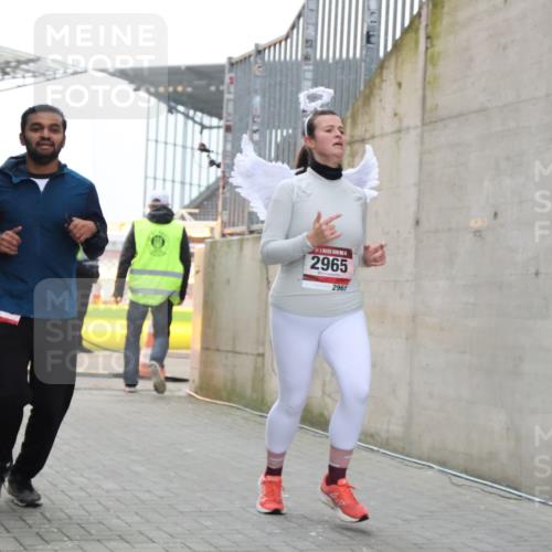 08.12.2024 - St. Pauli X-Mass-Run No. 14 H.Heesch http://msf.ph/oto/7499016 08.12.2024 10:02:23 Ziel 86, 1784, 2302, 2361, 2362, 2817, 2826, 2965, 3093, 3304, 588, 1784, 2780, 2965, 3304 meine-sportfotos.de