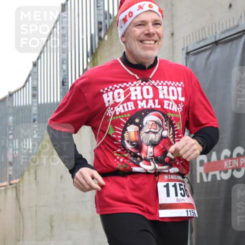 08.12.2024 - St. Pauli X-Mass-Run No. 14 H.Heesch http://msf.ph/oto/7499023 08.12.2024 10:09:18 Ziel 54, 930, 1156, 1159, 2205, 325, 1156, 1159 meine-sportfotos.de