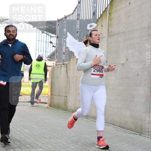 08.12.2024 - St. Pauli X-Mass-Run No. 14 H.Heesch http://msf.ph/oto/7499031 08.12.2024 10:02:23 Ziel 86, 1784, 2302, 2361, 2362, 2817, 2826, 2965, 3093, 3304, 588, 1784, 2780, 2965, 3304 meine-sportfotos.de