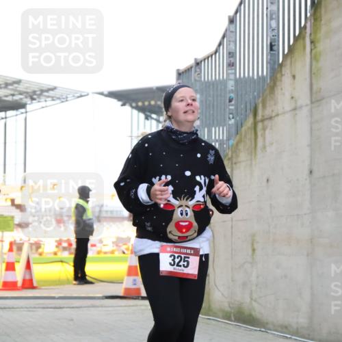 08.12.2024 - St. Pauli X-Mass-Run No. 14 H.Heesch http://msf.ph/oto/7499036 08.12.2024 10:09:21 Ziel 325, 930, 1156, 1159, 2205, 325, 2749, 2752 meine-sportfotos.de