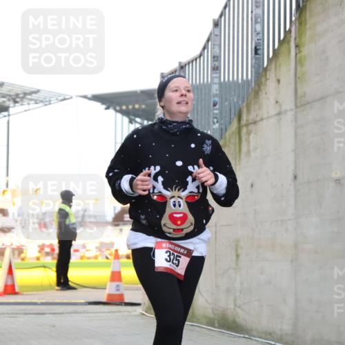08.12.2024 - St. Pauli X-Mass-Run No. 14 H.Heesch http://msf.ph/oto/7499045 08.12.2024 10:09:21 Ziel 325, 930, 1156, 1159, 2205, 325, 2749, 2752 meine-sportfotos.de