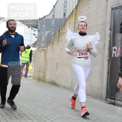 08.12.2024 - St. Pauli X-Mass-Run No. 14 H.Heesch http://msf.ph/oto/7499054 08.12.2024 10:02:23 Ziel 86, 1784, 2302, 2361, 2362, 2817, 2826, 2965, 3093, 3304, 588, 1784, 2780, 2965, 3304 meine-sportfotos.de