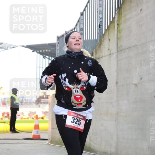 08.12.2024 - St. Pauli X-Mass-Run No. 14 H.Heesch http://msf.ph/oto/7499057 08.12.2024 10:09:21 Ziel 325, 930, 1156, 1159, 2205, 325, 2749, 2752 meine-sportfotos.de