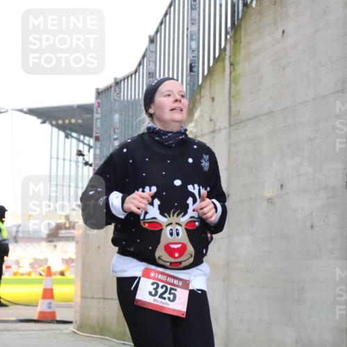08.12.2024 - St. Pauli X-Mass-Run No. 14 H.Heesch http://msf.ph/oto/7499071 08.12.2024 10:09:21 Ziel 325, 930, 1156, 1159, 2205, 325, 2749, 2752 meine-sportfotos.de