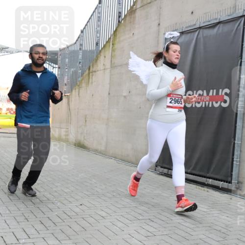 08.12.2024 - St. Pauli X-Mass-Run No. 14 H.Heesch http://msf.ph/oto/7499091 08.12.2024 10:02:23 Ziel 86, 1784, 2302, 2361, 2362, 2817, 2826, 2965, 3093, 3304, 588, 1784, 2780, 2965, 3304 meine-sportfotos.de