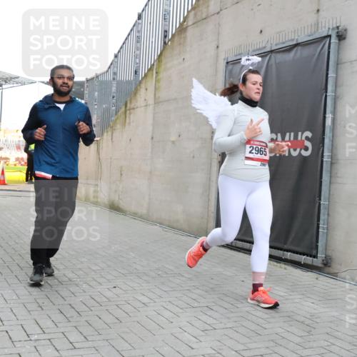 08.12.2024 - St. Pauli X-Mass-Run No. 14 H.Heesch http://msf.ph/oto/7499099 08.12.2024 10:02:23 Ziel 86, 1784, 2302, 2361, 2362, 2817, 2826, 2965, 3093, 3304, 588, 1784, 2780, 2965, 3304 meine-sportfotos.de