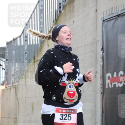08.12.2024 - St. Pauli X-Mass-Run No. 14 H.Heesch http://msf.ph/oto/7499101 08.12.2024 10:09:22 Ziel 325, 930, 1156, 1159, 2205, 325, 2749, 2752 meine-sportfotos.de