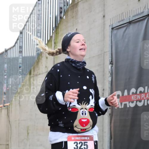 08.12.2024 - St. Pauli X-Mass-Run No. 14 H.Heesch http://msf.ph/oto/7499110 08.12.2024 10:09:22 Ziel 325, 930, 1156, 1159, 2205, 325, 2749, 2752 meine-sportfotos.de