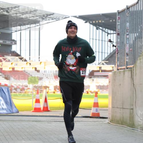 08.12.2024 - St. Pauli X-Mass-Run No. 14 H.Heesch http://msf.ph/oto/7499121 08.12.2024 10:02:27 Ziel 1784, 2361, 2362, 2817, 2826, 2965, 3093, 3304, 588, 838, 2780, 3255 meine-sportfotos.de