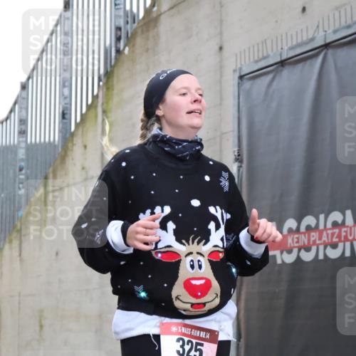 08.12.2024 - St. Pauli X-Mass-Run No. 14 H.Heesch http://msf.ph/oto/7499122 08.12.2024 10:09:22 Ziel 325, 930, 1156, 1159, 2205, 325, 2749, 2752 meine-sportfotos.de