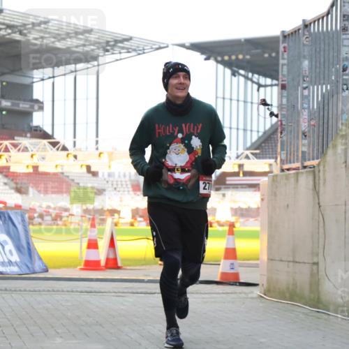 08.12.2024 - St. Pauli X-Mass-Run No. 14 H.Heesch http://msf.ph/oto/7499125 08.12.2024 10:02:28 Ziel 1784, 2817, 2965, 3093, 3304, 588, 838, 2780, 3255 meine-sportfotos.de