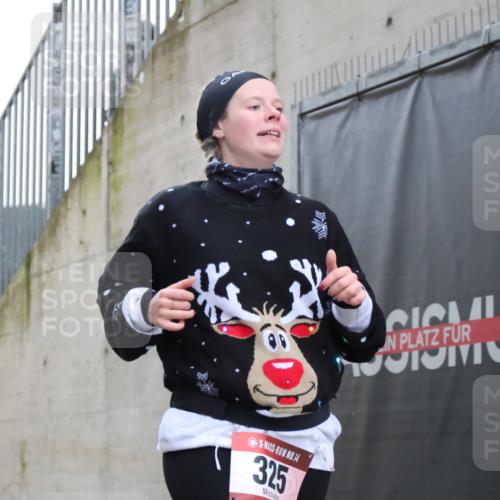 08.12.2024 - St. Pauli X-Mass-Run No. 14 H.Heesch http://msf.ph/oto/7499129 08.12.2024 10:09:22 Ziel 325, 930, 1156, 1159, 2205, 325, 2749, 2752 meine-sportfotos.de