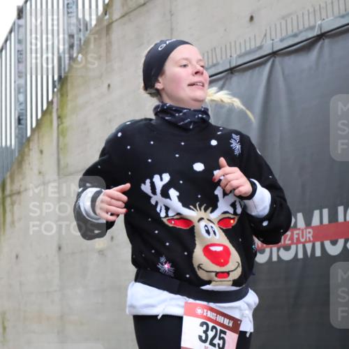 08.12.2024 - St. Pauli X-Mass-Run No. 14 H.Heesch http://msf.ph/oto/7499137 08.12.2024 10:09:22 Ziel 325, 930, 1156, 1159, 2205, 325, 2749, 2752 meine-sportfotos.de