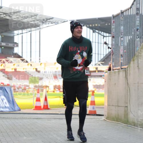08.12.2024 - St. Pauli X-Mass-Run No. 14 H.Heesch http://msf.ph/oto/7499139 08.12.2024 10:02:28 Ziel 1784, 2817, 2965, 3093, 3304, 588, 838, 2780, 3255 meine-sportfotos.de