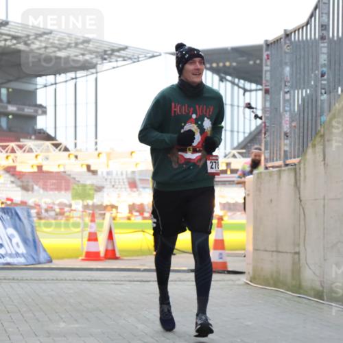 08.12.2024 - St. Pauli X-Mass-Run No. 14 H.Heesch http://msf.ph/oto/7499144 08.12.2024 10:02:28 Ziel 1784, 2817, 2965, 3093, 3304, 588, 838, 2780, 3255 meine-sportfotos.de