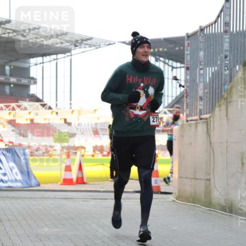 08.12.2024 - St. Pauli X-Mass-Run No. 14 H.Heesch http://msf.ph/oto/7499147 08.12.2024 10:02:28 Ziel 1784, 2817, 2965, 3093, 3304, 588, 838, 2780, 3255 meine-sportfotos.de