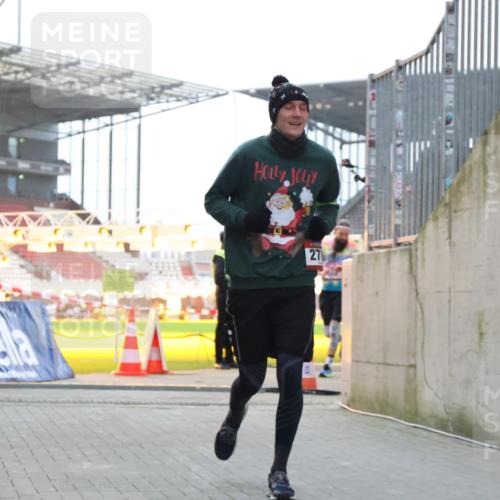 08.12.2024 - St. Pauli X-Mass-Run No. 14 H.Heesch http://msf.ph/oto/7499154 08.12.2024 10:02:28 Ziel 1784, 2817, 2965, 3093, 3304, 588, 838, 2780, 3255 meine-sportfotos.de