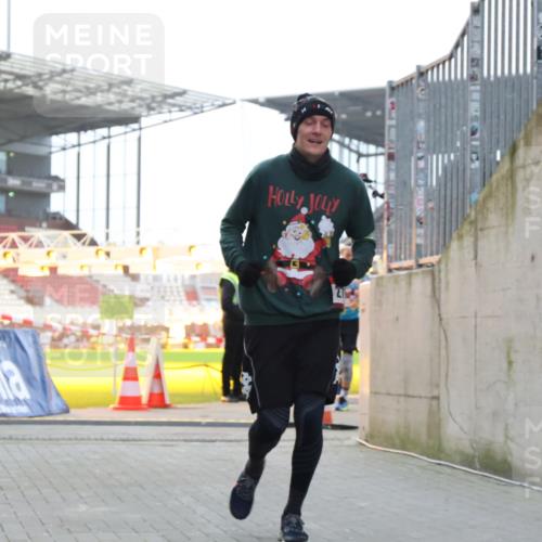 08.12.2024 - St. Pauli X-Mass-Run No. 14 H.Heesch http://msf.ph/oto/7499160 08.12.2024 10:02:28 Ziel 1784, 2817, 2965, 3093, 3304, 588, 838, 2780, 3255 meine-sportfotos.de
