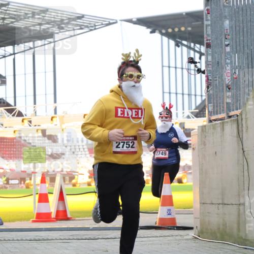 08.12.2024 - St. Pauli X-Mass-Run No. 14 H.Heesch http://msf.ph/oto/7499161 08.12.2024 10:09:25 Ziel 325, 930, 1156, 1159, 2205, 343, 2749, 2752 meine-sportfotos.de