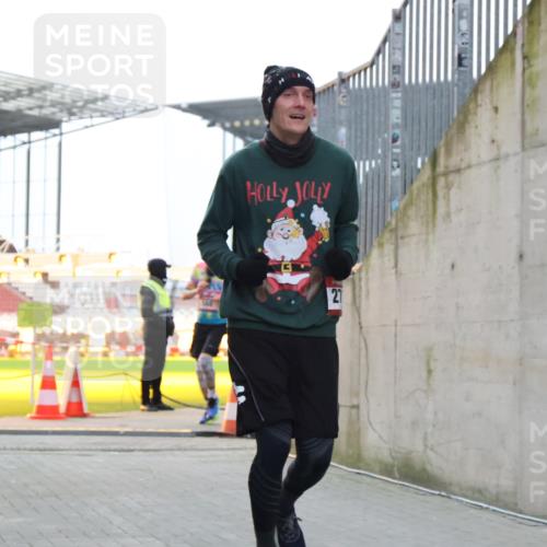 08.12.2024 - St. Pauli X-Mass-Run No. 14 H.Heesch http://msf.ph/oto/7499167 08.12.2024 10:02:28 Ziel 1784, 2817, 2965, 3093, 3304, 588, 838, 2780, 3255 meine-sportfotos.de