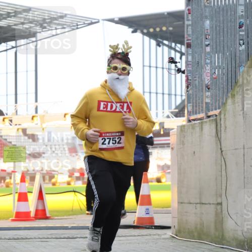 08.12.2024 - St. Pauli X-Mass-Run No. 14 H.Heesch http://msf.ph/oto/7499173 08.12.2024 10:09:25 Ziel 325, 930, 1156, 1159, 2205, 343, 2749, 2752 meine-sportfotos.de