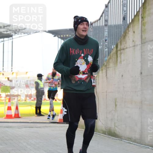 08.12.2024 - St. Pauli X-Mass-Run No. 14 H.Heesch http://msf.ph/oto/7499176 08.12.2024 10:02:28 Ziel 1784, 2817, 2965, 3093, 3304, 588, 838, 2780, 3255 meine-sportfotos.de