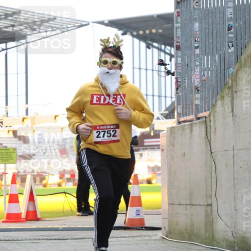 08.12.2024 - St. Pauli X-Mass-Run No. 14 H.Heesch http://msf.ph/oto/7499179 08.12.2024 10:09:25 Ziel 325, 930, 1156, 1159, 2205, 343, 2749, 2752 meine-sportfotos.de