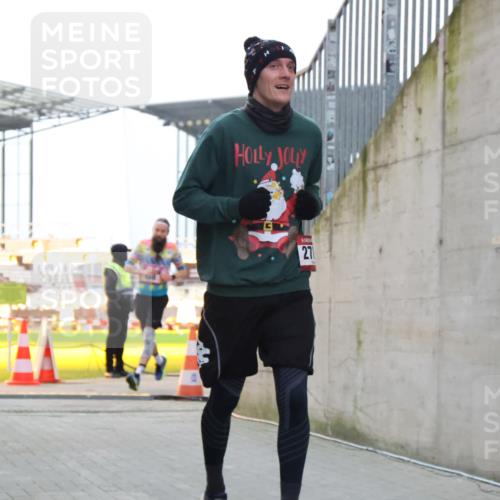 08.12.2024 - St. Pauli X-Mass-Run No. 14 H.Heesch http://msf.ph/oto/7499182 08.12.2024 10:02:28 Ziel 1784, 2817, 2965, 3093, 3304, 588, 838, 2780, 3255 meine-sportfotos.de