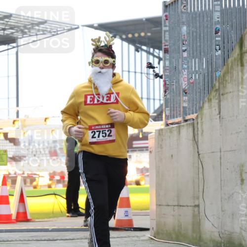 08.12.2024 - St. Pauli X-Mass-Run No. 14 H.Heesch http://msf.ph/oto/7499185 08.12.2024 10:09:25 Ziel 325, 930, 1156, 1159, 2205, 343, 2749, 2752 meine-sportfotos.de