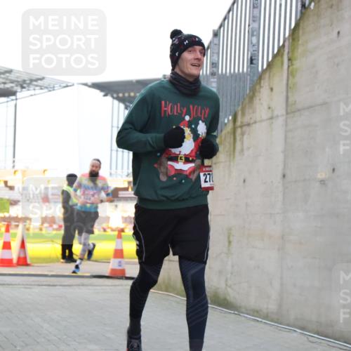 08.12.2024 - St. Pauli X-Mass-Run No. 14 H.Heesch http://msf.ph/oto/7499188 08.12.2024 10:02:29 Ziel 1784, 2817, 2965, 3304, 588, 838, 2780, 3255 meine-sportfotos.de