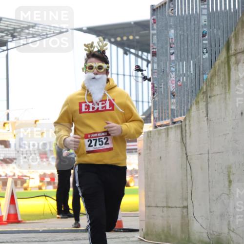 08.12.2024 - St. Pauli X-Mass-Run No. 14 H.Heesch http://msf.ph/oto/7499192 08.12.2024 10:09:26 Ziel 325, 930, 1156, 1159, 2205, 343, 2749, 2752 meine-sportfotos.de