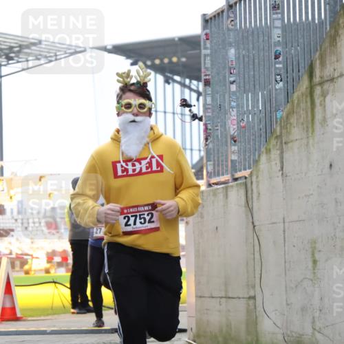 08.12.2024 - St. Pauli X-Mass-Run No. 14 H.Heesch http://msf.ph/oto/7499200 08.12.2024 10:09:26 Ziel 325, 930, 1156, 1159, 2205, 343, 2749, 2752 meine-sportfotos.de