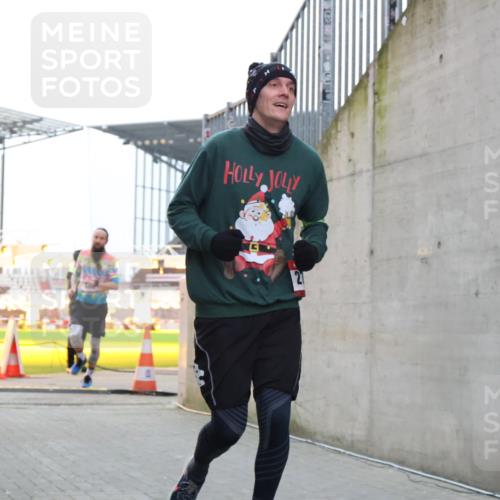 08.12.2024 - St. Pauli X-Mass-Run No. 14 H.Heesch http://msf.ph/oto/7499201 08.12.2024 10:02:29 Ziel 1784, 2817, 2965, 3304, 588, 838, 2780, 3255 meine-sportfotos.de