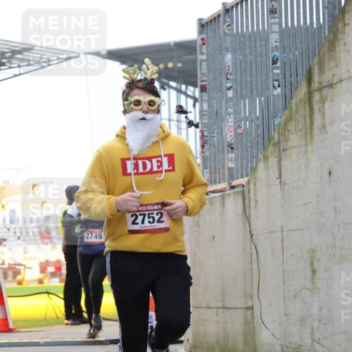 08.12.2024 - St. Pauli X-Mass-Run No. 14 H.Heesch http://msf.ph/oto/7499207 08.12.2024 10:09:26 Ziel 325, 930, 1156, 1159, 2205, 343, 2749, 2752 meine-sportfotos.de