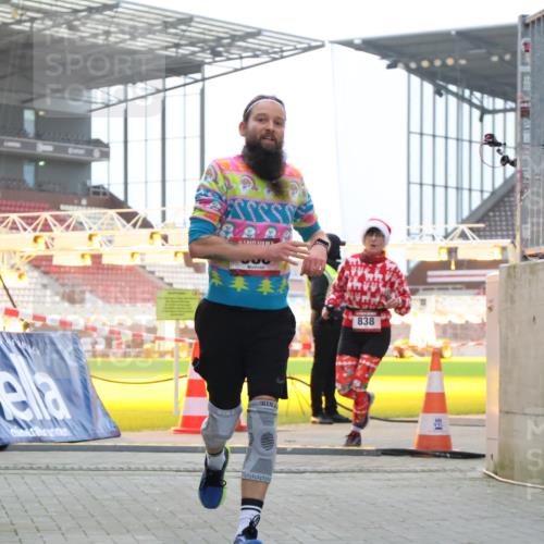 08.12.2024 - St. Pauli X-Mass-Run No. 14 H.Heesch http://msf.ph/oto/7499212 08.12.2024 10:02:31 Ziel 588, 1784, 2780, 2817, 2965, 3304, 588, 838, 2780, 3255 meine-sportfotos.de