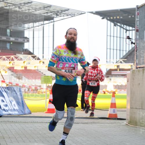 08.12.2024 - St. Pauli X-Mass-Run No. 14 H.Heesch http://msf.ph/oto/7499218 08.12.2024 10:02:31 Ziel 588, 1784, 2780, 2817, 2965, 3304, 588, 838, 2780, 3255 meine-sportfotos.de