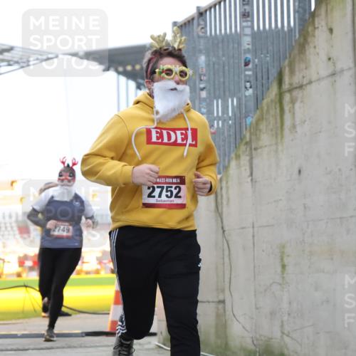 08.12.2024 - St. Pauli X-Mass-Run No. 14 H.Heesch http://msf.ph/oto/7499225 08.12.2024 10:09:26 Ziel 325, 930, 1156, 1159, 2205, 343, 2749, 2752 meine-sportfotos.de